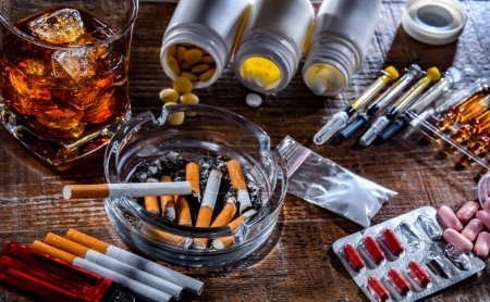 Téléchargez les photos : Substances addictives, y compris l'alcool, les cigarettes et les drogues. - en image libre de droit