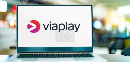Foto de POZNAN, POL - 21 MAR 2023: Computadora portátil que muestra el logotipo de Viaplay, un servicio de transmisión propiedad de Viaplay Group, con sede en Estocolmo, Suecia - Imagen libre de derechos