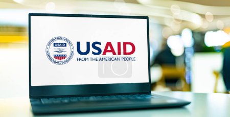 Téléchargez les photos : POZNAN, POL - MAR 21, 2023 : Ordinateur portable affichant le logo de l'Agence américaine pour le développement international - en image libre de droit