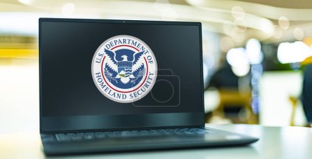 Foto de POZNAN, POL - 21 MAR 2023: Computadora portátil que muestra el logotipo del Departamento de Seguridad Nacional de los Estados Unidos, el departamento ejecutivo federal de los Estados Unidos responsable de la seguridad pública - Imagen libre de derechos