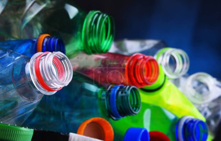 Foto de Botellas de bebidas carbonatadas de colores vacíos. Residuos plásticos - Imagen libre de derechos
