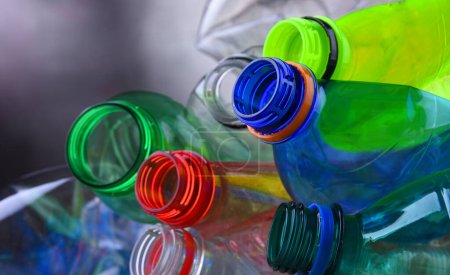 Téléchargez les photos : Bouteilles de boissons gazeuses colorées vides. Déchets plastiques - en image libre de droit
