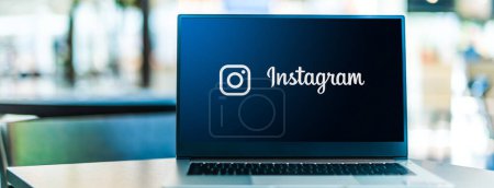 Foto de POZNAN, POL - SEP 23, 2020: Computadora portátil que muestra el logotipo de Instagram, un servicio de redes sociales para compartir fotos y videos propiedad de Facebook - Imagen libre de derechos