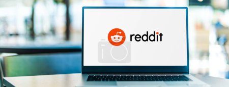 Foto de POZNAN, POL - SEP 23, 2020: Computadora portátil que muestra el logotipo de Reddit, una agregación de noticias sociales estadounidenses, calificación de contenido web y sitio web de discusión - Imagen libre de derechos