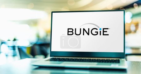 Foto de POZNAN, POL - MAR 15, 2021: Laptop computer displaying logo of Bungie, an American video game developer based in Bellevue, Washington - Imagen libre de derechos