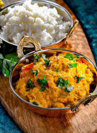Téléchargez les photos : Poulet au curry avec riz servi dans des pots de karahi indiens originaux. - en image libre de droit