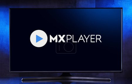 Téléchargez les photos : POZNAN, POL - 4 avril 2023 : Téléviseur à écran plat affichant le logo de MX Player, streaming vidéo indien et plateforme de vidéo à la demande, développé par MX Media - en image libre de droit