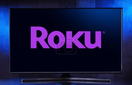 Téléchargez les photos : POZNAN, POL - 4 avril 2023 : Téléviseur à écran plat affichant le logo de Roku, Inc. une société cotée en bourse basée à San Jose, Californie, États-Unis - en image libre de droit