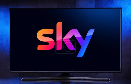 Foto de POZNAN, POL - 4 de abril de 2023: Televisor de pantalla plana con el logotipo de Sky Group, un conglomerado británico de medios de comunicación y telecomunicaciones, una división de Comcast - Imagen libre de derechos