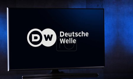 Téléchargez les photos : POZNAN, POL - 4 avril 2023 : Télévision à écran plat affichant le logo de Deutsche Welle, un radiodiffuseur public allemand appartenant à l'État international - en image libre de droit