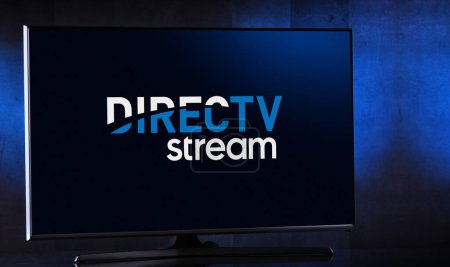 Téléchargez les photos : POZNAN, POL - 4 avril 2023 : Téléviseur à écran plat affichant le logo de DirecTV Stream, une famille de services de télévision multicanal en continu offerts aux États-Unis par DirecTV. - en image libre de droit