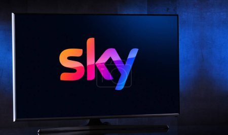 Téléchargez les photos : POZNAN, POL - 4 avril 2023 : Téléviseur à écran plat affichant le logo de Sky Group, un conglomérat britannique des médias et des télécommunications, une division de Comcast - en image libre de droit
