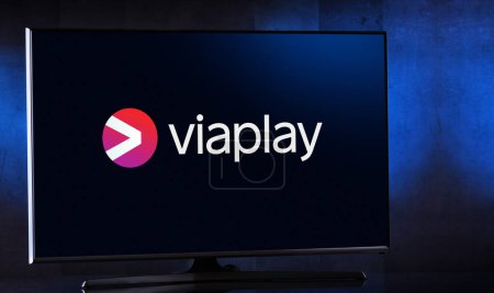 Foto de POZNAN, POL - 4 DE ABR DE 2023: Televisor de pantalla plana con el logotipo de Viaplay, un servicio de transmisión de vídeo propiedad de la empresa sueca Viaplay Group - Imagen libre de derechos