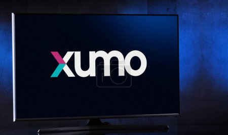 Téléchargez les photos : POZNAN, POL - 4 avril 2023 : Téléviseur à écran plat affichant le logo de Xumo Play, un service de télévision américain sur Internet appartenant à Comcast - en image libre de droit