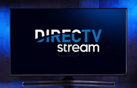 Téléchargez les photos : POZNAN, POL - 4 avril 2023 : Téléviseur à écran plat affichant le logo de DirecTV Stream, une famille de services de télévision multicanal en continu offerts aux États-Unis par DirecTV. - en image libre de droit