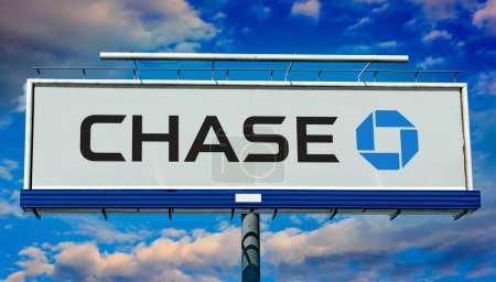 Téléchargez les photos : POZNAN, POL - MAR 7, 2023 : Panneau publicitaire affichant le logo de Chase Bank, une banque nationale américaine basée à New York - en image libre de droit