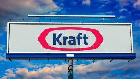 Foto de POZNAN, POL - 7 MAR 2023: Cartelera publicitaria que muestra el logotipo de The Kraft Foods Group, un conglomerado estadounidense de fabricación y procesamiento de alimentos - Imagen libre de derechos