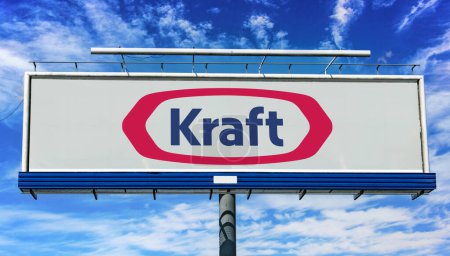 Foto de POZNAN, POL - 7 MAR 2023: Cartelera publicitaria que muestra el logotipo de The Kraft Foods Group, un conglomerado estadounidense de fabricación y procesamiento de alimentos - Imagen libre de derechos
