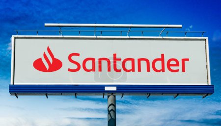 Téléchargez les photos : POZNAN, POL - MAR 7, 2023 : Panneau publicitaire affichant le logo du groupe Santander, une multinationale de services financiers basée à Madrid et Santander en Espagne - en image libre de droit