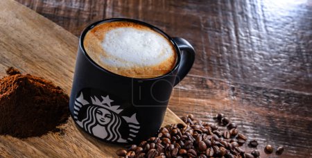 Foto de POZNAN, POL - 19 DE ABR DE 2023: Copa de Starbucks, el nombre de la compañía de café y la cadena de cafeterías, fundada en Seattle, Wa. Estados Unidos, en 1971; ahora el negocio más grande de este tipo en el mundo - Imagen libre de derechos