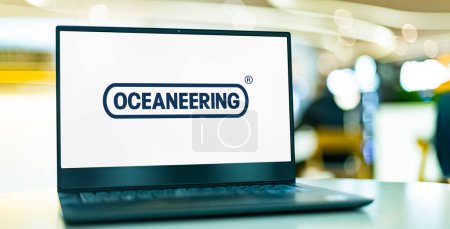 Téléchargez les photos : POZNAN, POL - MAR 8, 2023 : Ordinateur portable affichant le logo d'Oceaneering International, une société d'ingénierie sous-marine et de technologie appliquée basée à Houston, Texas, États-Unis. - en image libre de droit