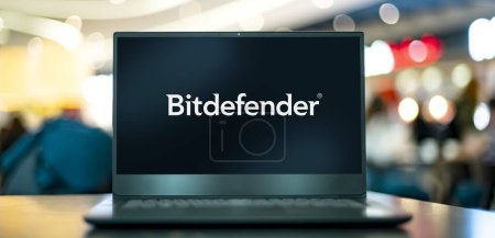 Téléchargez les photos : POZNAN, POL - 7 avril 2022 : Ordinateur portable affichant le logo de Bitdefender, une société roumaine de logiciels antivirus et de cybersécurité - en image libre de droit
