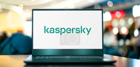Téléchargez les photos : POZNAN, POL - 7 avril 2022 : Ordinateur portable affichant le logo de Kaspersky Lab, un fournisseur multinational de cybersécurité et d'antivirus basé à Moscou, Russie - en image libre de droit