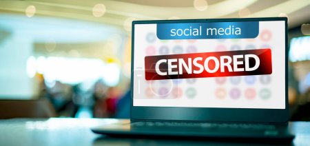 Téléchargez les photos : Ordinateur portable avec le signe avertissant contre la censure dans les médias sociaux - en image libre de droit