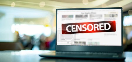 Téléchargez les photos : Ordinateur portable avec le signe avertissant contre la censure dans les médias sociaux - en image libre de droit