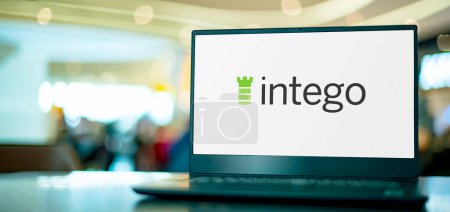 Téléchargez les photos : POZNAN, POL - 7 avril 2022 : Ordinateur portable affichant le logo d'Intego, un logiciel de sécurité informatique - en image libre de droit