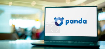 Téléchargez les photos : POZNAN, POL - 7 avril 2022 : Ordinateur portable affichant le logo de Panda Security, une société espagnole de logiciels de cybersécurité spécialisée dans la création de produits pour la sécurité informatique. - en image libre de droit