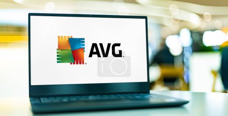 Téléchargez les photos : POZNAN, POL - 7 avril 2022 : Ordinateur portable affichant le logo d'AVG AntiVirus, une ligne de logiciels antivirus développée par AVG Technologies, une filiale d'Avast - en image libre de droit