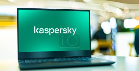 Téléchargez les photos : POZNAN, POL - 7 avril 2022 : Ordinateur portable affichant le logo de Kaspersky Lab, un fournisseur multinational de cybersécurité et d'antivirus basé à Moscou, Russie - en image libre de droit