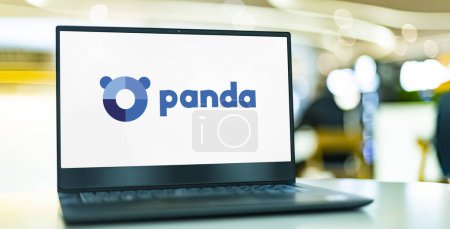 Téléchargez les photos : POZNAN, POL - 7 avril 2022 : Ordinateur portable affichant le logo de Panda Security, une société espagnole de logiciels de cybersécurité spécialisée dans la création de produits pour la sécurité informatique. - en image libre de droit