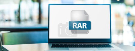 Téléchargez les photos : Ordinateur portable affichant l'icône du fichier RAR - en image libre de droit