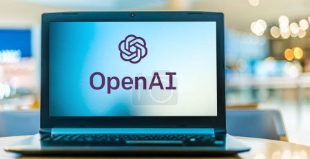 Foto de POZNAN, POL - 16 de mayo de 2023: Computadora portátil que muestra el logotipo de OpenAI, una sede del laboratorio de investigación de inteligencia artificial estadounidense en San Francisco, California, EE.UU. - Imagen libre de derechos