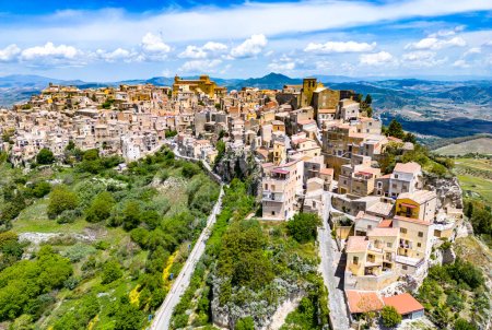 Vue aérienne de Calascibetta, commune de la province d'Enna, Sicile, Italie