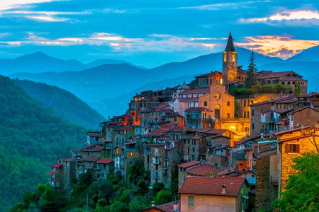 Foto de Vista de Apricale en la Provincia de Imperia, Liguria, Italia
. - Imagen libre de derechos