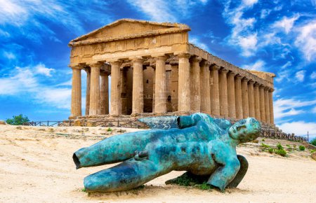 Téléchargez les photos : Temple de Concordia et statue de Fallen Icare, dans la Vallée des Temples, Agrigente, Sicile, Italie - en image libre de droit