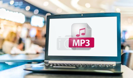 Téléchargez les photos : Ordinateur portable affichant l'icône du fichier MP3 - en image libre de droit