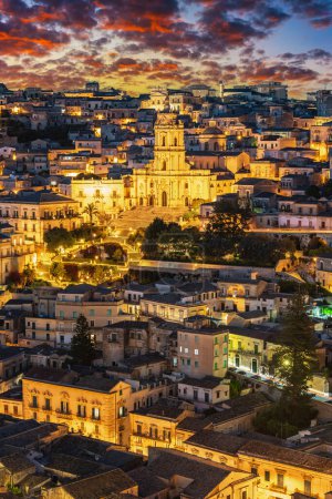 Téléchargez les photos : Architecture de Modica en Val di Noto, sud de la Sicile, Italie après le coucher du soleil - en image libre de droit