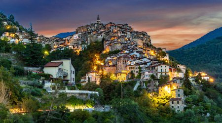 Foto de Vista panorámica de Apricale en la provincia de Imperia, Liguria, Italia - Imagen libre de derechos