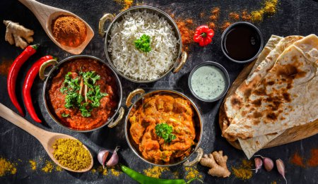 Foto de Madras calientes paneer y masala de verduras con arroz basmati servido en macetas karahi indias originales. - Imagen libre de derechos
