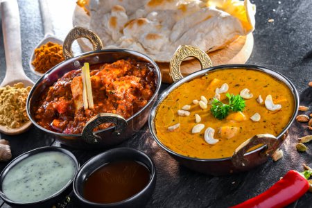 Komposition mit indischen Gerichten: madras paneer, palak paneer und shahi paneer mit Basmatireis, serviert in original indischen Karahi-Töpfen.