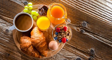 Téléchargez les photos : Petit déjeuner servi avec café, jus d'orange, croissants et oeuf. - en image libre de droit
