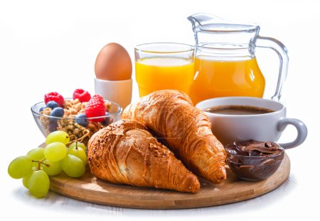 Téléchargez les photos : Petit déjeuner servi avec café, jus d'orange, croissants et œufs isolés sur blanc - en image libre de droit