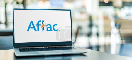 Foto de POZNAN, POL - 9 de junio de 2023: Computadora portátil que muestra el logotipo de Aflac, una compañía de seguros y el mayor proveedor de seguros complementarios en los EE.UU. - Imagen libre de derechos