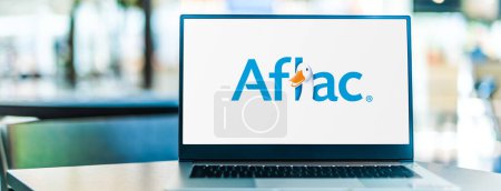 Foto de POZNAN, POL - 9 de junio de 2023: Computadora portátil que muestra el logotipo de Aflac, una compañía de seguros y el mayor proveedor de seguros complementarios en los EE.UU. - Imagen libre de derechos