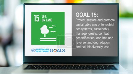 Téléchargez les photos : POZNAN, POL - 12 JUL 2023 : Ordinateur portable affichant le logo de l'Objectif de développement durable no. 15, La vie sur terre, par l'Assemblée générale des Nations Unies - en image libre de droit