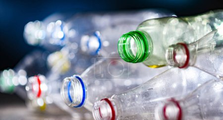Foto de Botellas vacías de bebidas carbonatadas. Residuos plásticos - Imagen libre de derechos